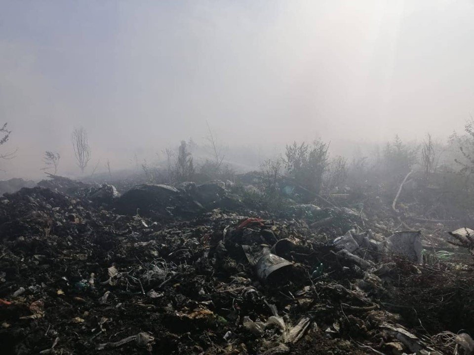 На стихийной свалке загорелся выброшенный недобросовестными жителями мусор На стихийной свалке загорелся выброшенный недобросовестными жителями мусор