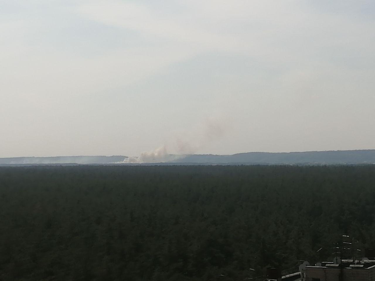 На месте возгорания работают дежурные караулы Украинки, и Обухова, а также поселка-городского типа Козин На месте возгорания работают дежурные караулы Украинки, и Обухова, а также поселка-городского типа Козин