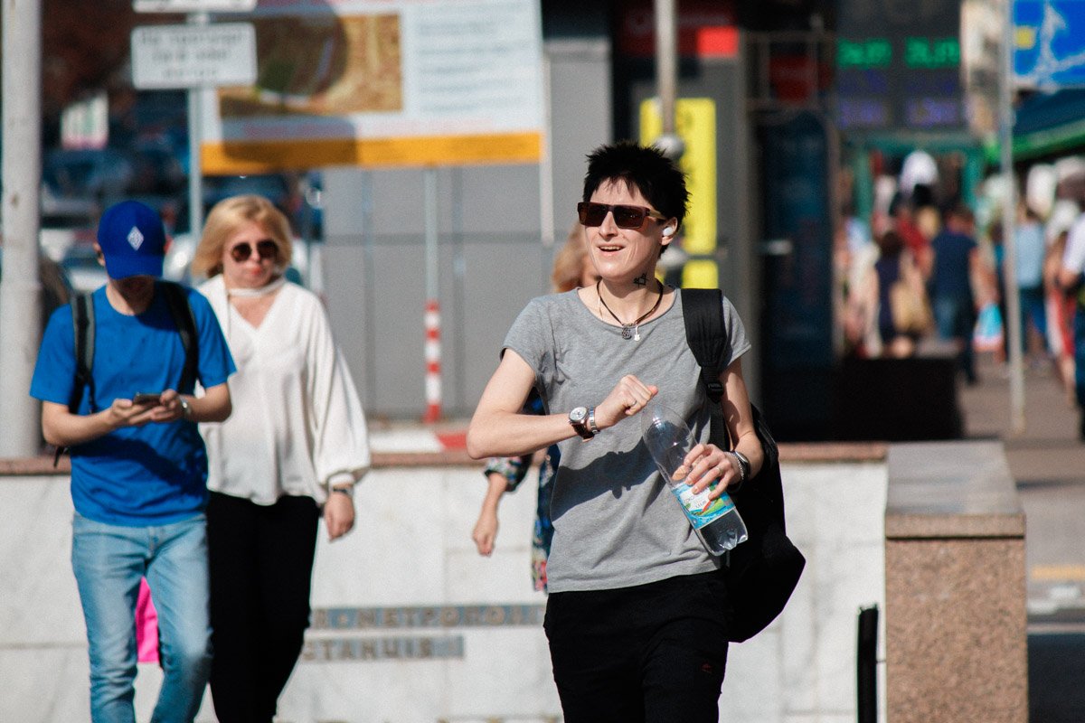 Прохожие с улыбкой на лице спешат на встречу приключениям