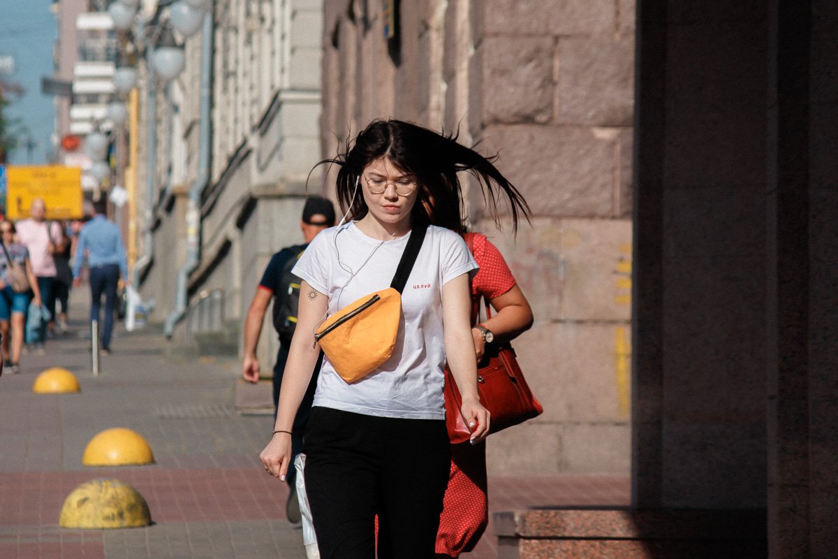 Она идет, а с ее волосами играет легкий ветер