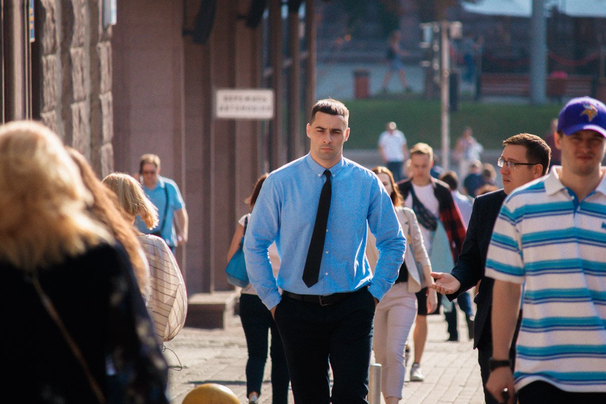 Мужчины в рубашках и брюках - что может быть прекраснее?