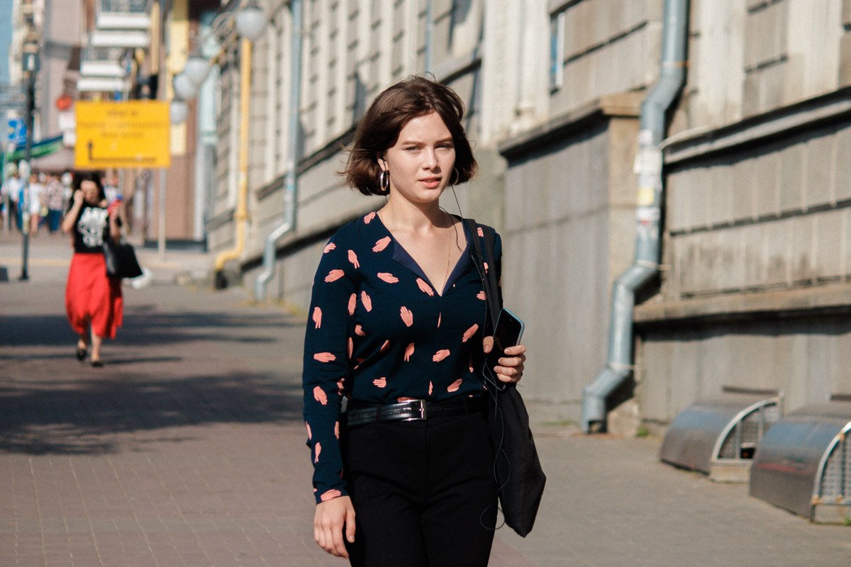 Судя по всему, девушке не понравилось, что ее фотографируют