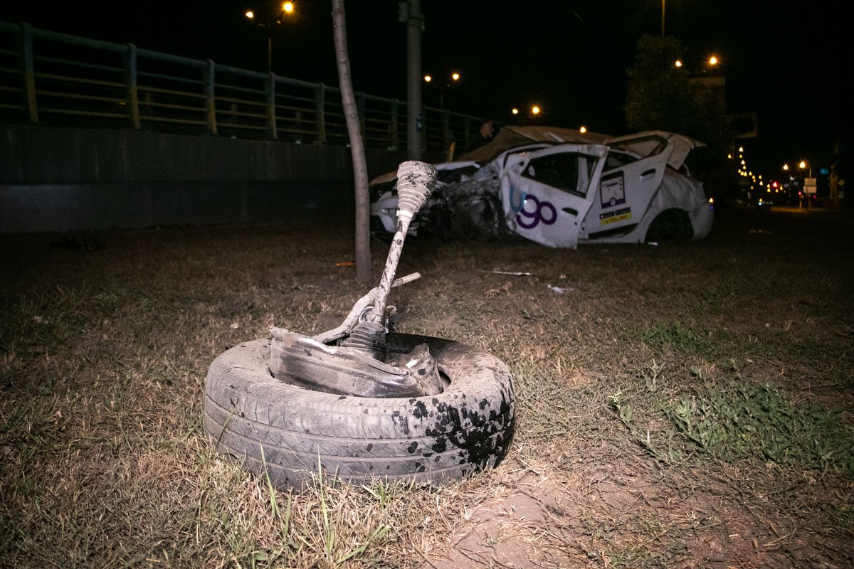 Автомобиль Renault Logan врезался в электроопору и несколько раз перевернулся