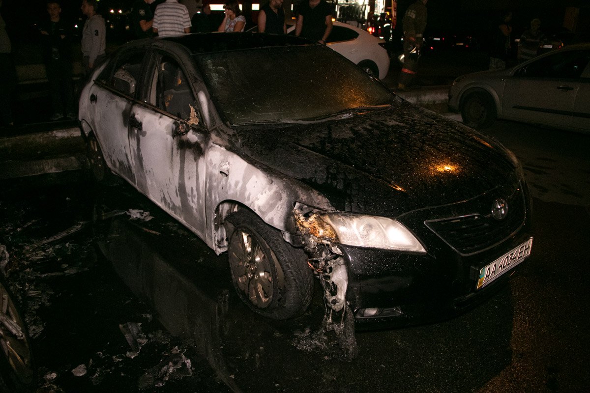 Повреждения получили и припаркованные рядом машины