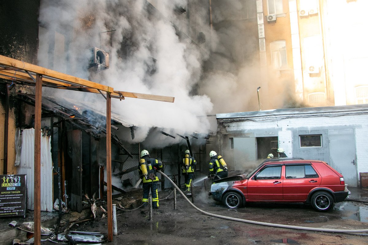 Ранним утром 10 сентября в Киеве по адресу улица Большая Васильковская, 65 произошел масштабный пожар Ранним утром 10 сентября в Киеве по адресу улица Большая Васильковская, 65 произошел масштабный пожар