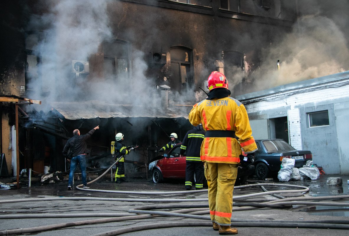 Во дворе четырехэтажного здания горели фасад, гаражи и пристройка к ним. К счастью, обошлось без пострадавших Во дворе четырехэтажного здания горели фасад, гаражи и пристройка к ним. К счастью, обошлось без пострадавших