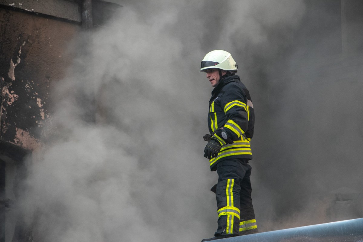 Когда на место прибыли спасатели, то огонь охватил фасад здания на уровне первого этажа и распространился на гаражи Когда на место прибыли спасатели, то огонь охватил фасад здания на уровне первого этажа и распространился на гаражи