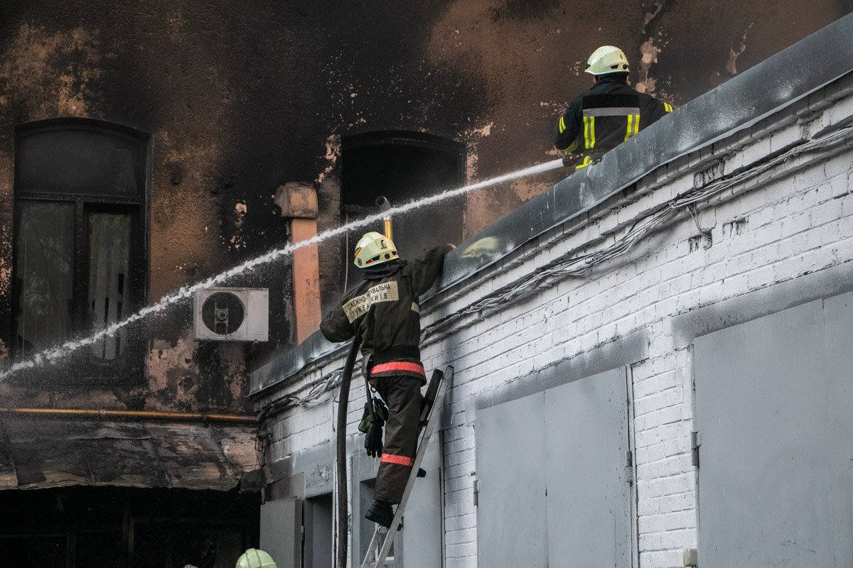 Огнеборцы сбили пламя и не дали ему полностью уничтожить машины Огнеборцы сбили пламя и не дали ему полностью уничтожить машины