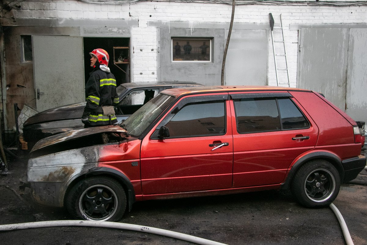 Также повреждения моторного отсека получили автомобили Volkswagen и BMW Также повреждения моторного отсека получили автомобили Volkswagen и BMW