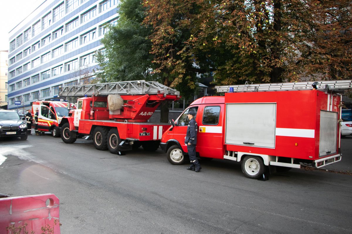 На месте работало 10 единиц основной и специальной техники и 42 человека личного состава На месте работало 10 единиц основной и специальной техники и 42 человека личного состава