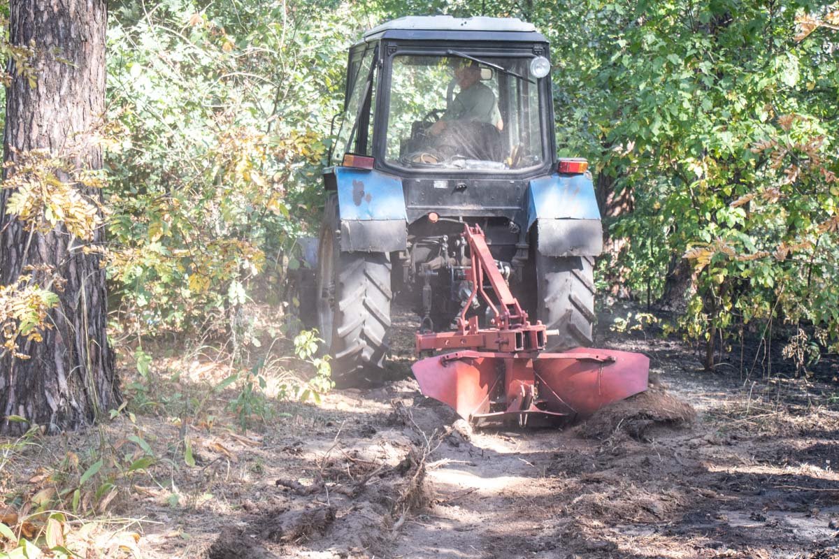 Чтобы не дать огню распространиться пожарные задействовали спецтехнику