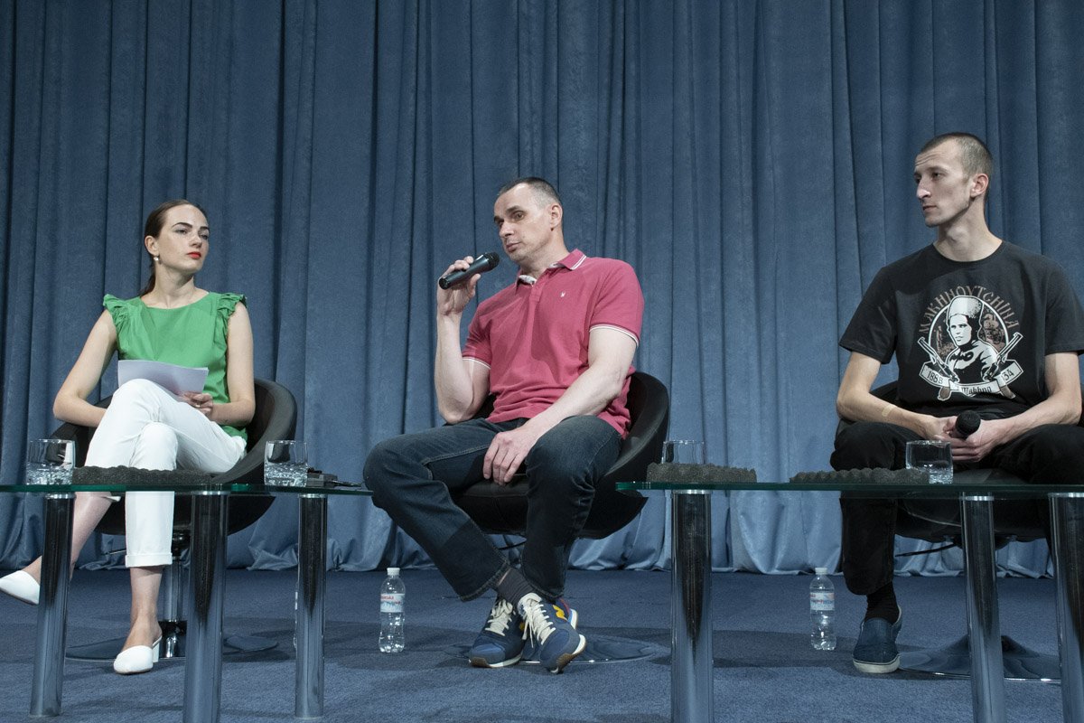 В Украинском доме прошла пресс-конференция с участием пленных украинцев Олега Сенцова и Александра Кольченко В Украинском доме прошла пресс-конференция с участием пленных украинцев Олега Сенцова и Александра Кольченко