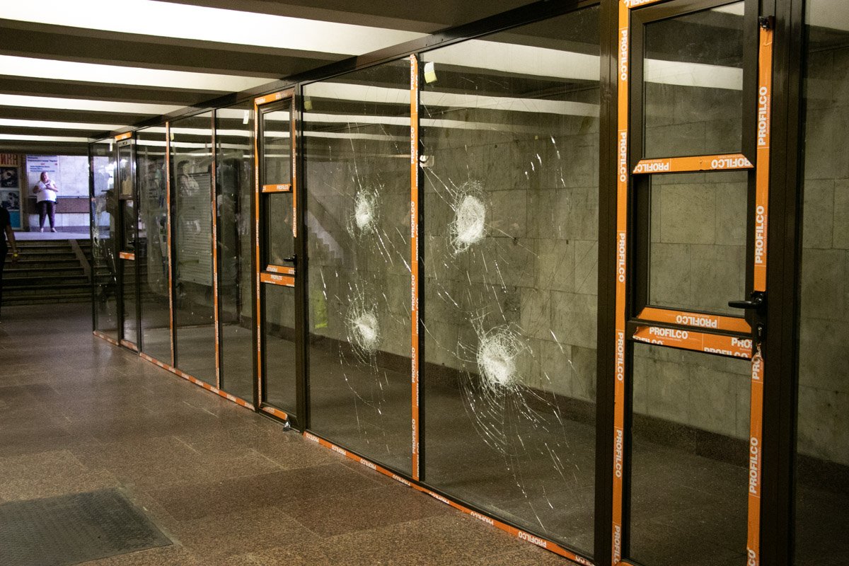 В Киеве в переходе станции метро "Дворец Украина" неизвестные разбили стекла киосков
