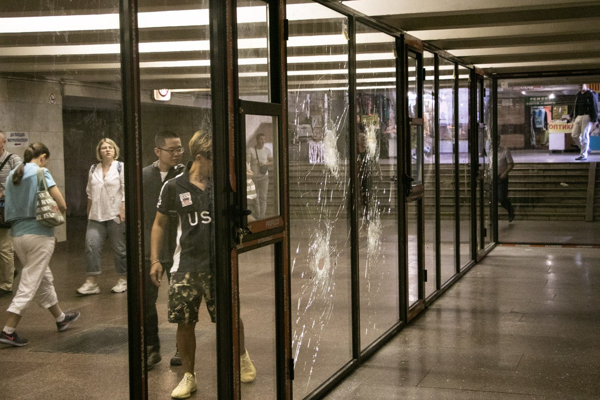 Их установили за пару дней до этого инцидента, поэтому будущие торговые точки пустовали