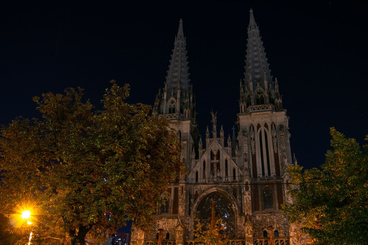 Оказалось, что на крыше здания, где установлены светильники, проводят ремонт Оказалось, что на крыше здания, где установлены светильники, проводят ремонт