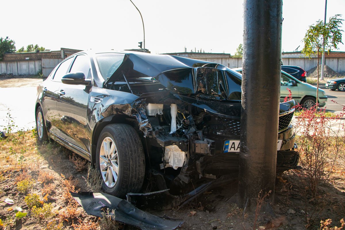 От удара Optima откинуло на тротуар, где она столкнулась с билбордом