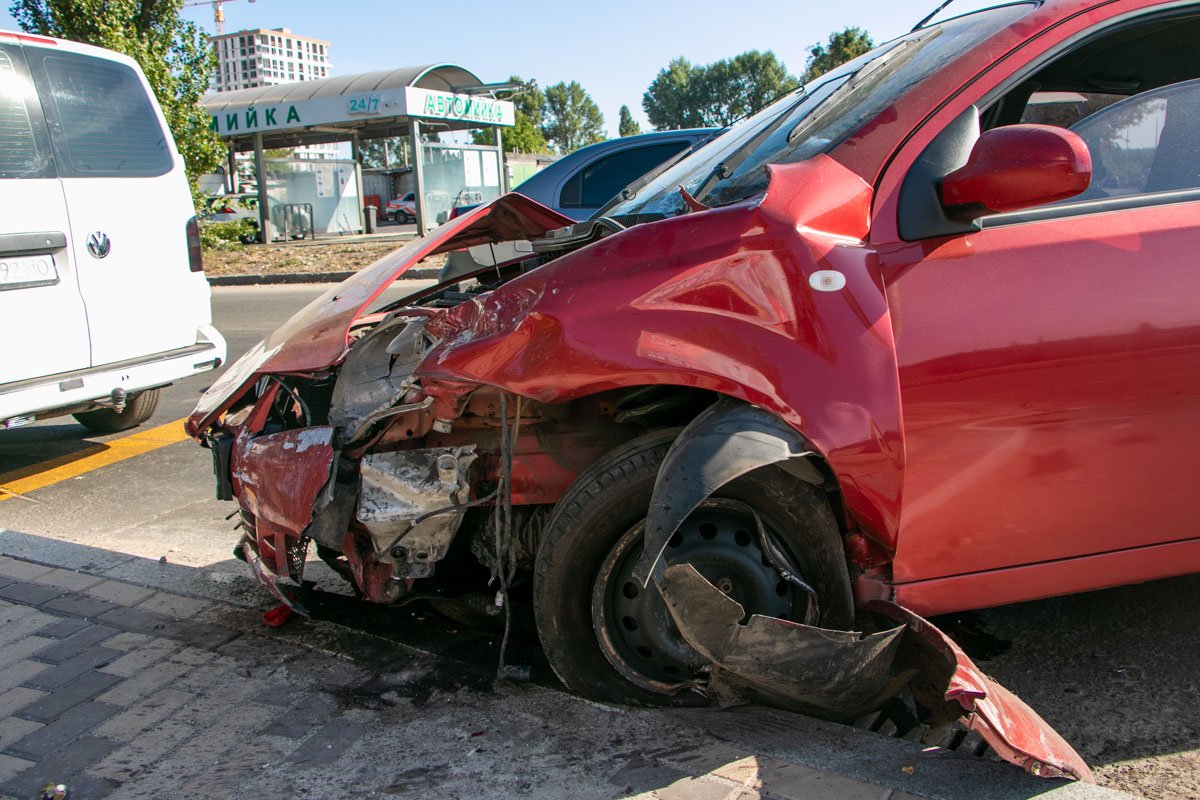 В результате аварии женщина-водитель Chevrolet получила травмы