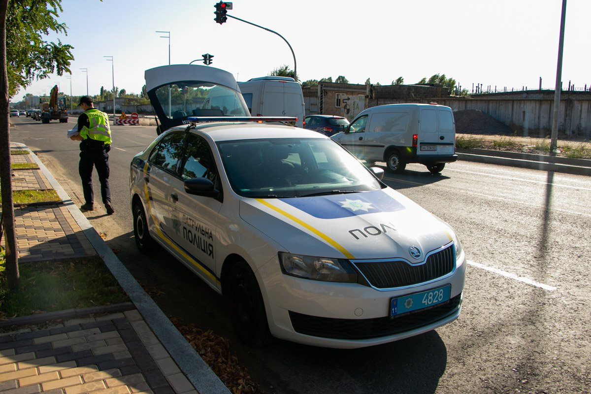 На месте происшествия работал экипаж патрульной полиции, "скорая" и следственно-оперативная группа