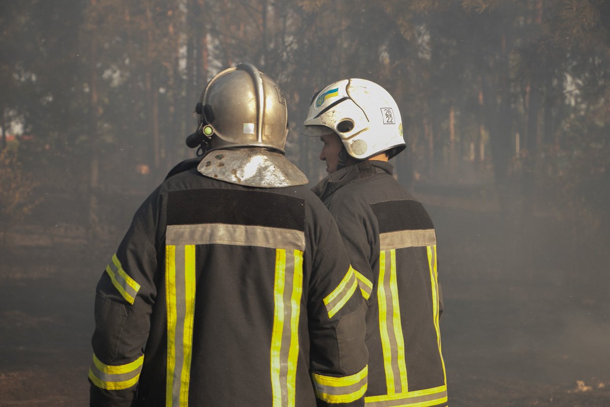 Чтобы не дать огню распространиться, пожарные задействовали спецтехнику Чтобы не дать огню распространиться, пожарные задействовали спецтехнику