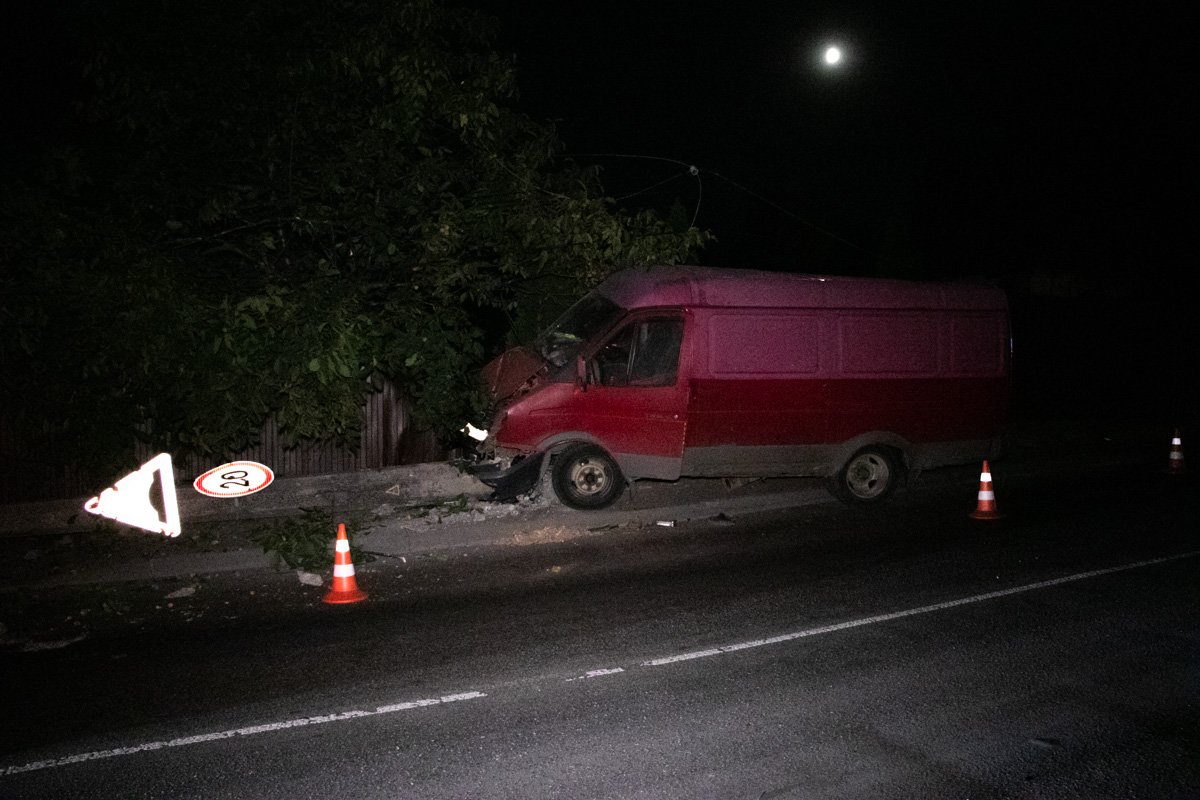 В Киеве Газель влетела в столб В Киеве Газель влетела в столб