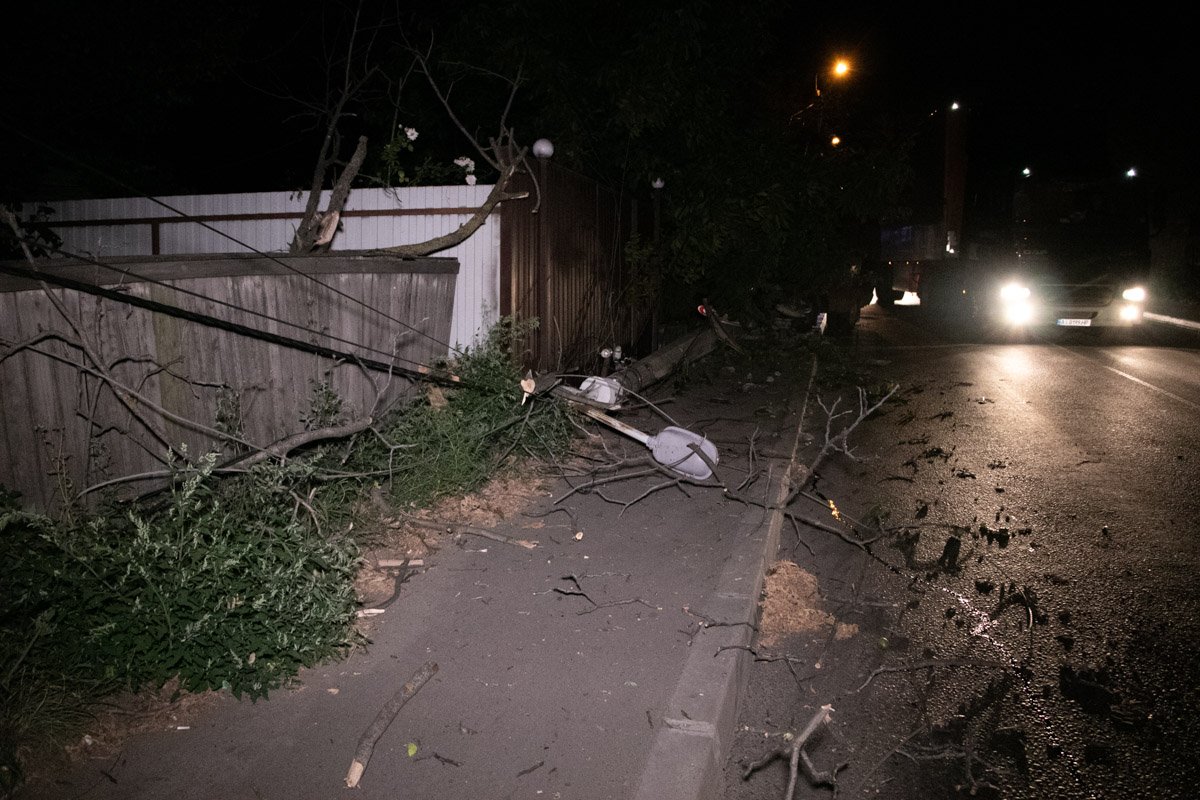 Электроопора рухнула на тротуар Электроопора рухнула на тротуар