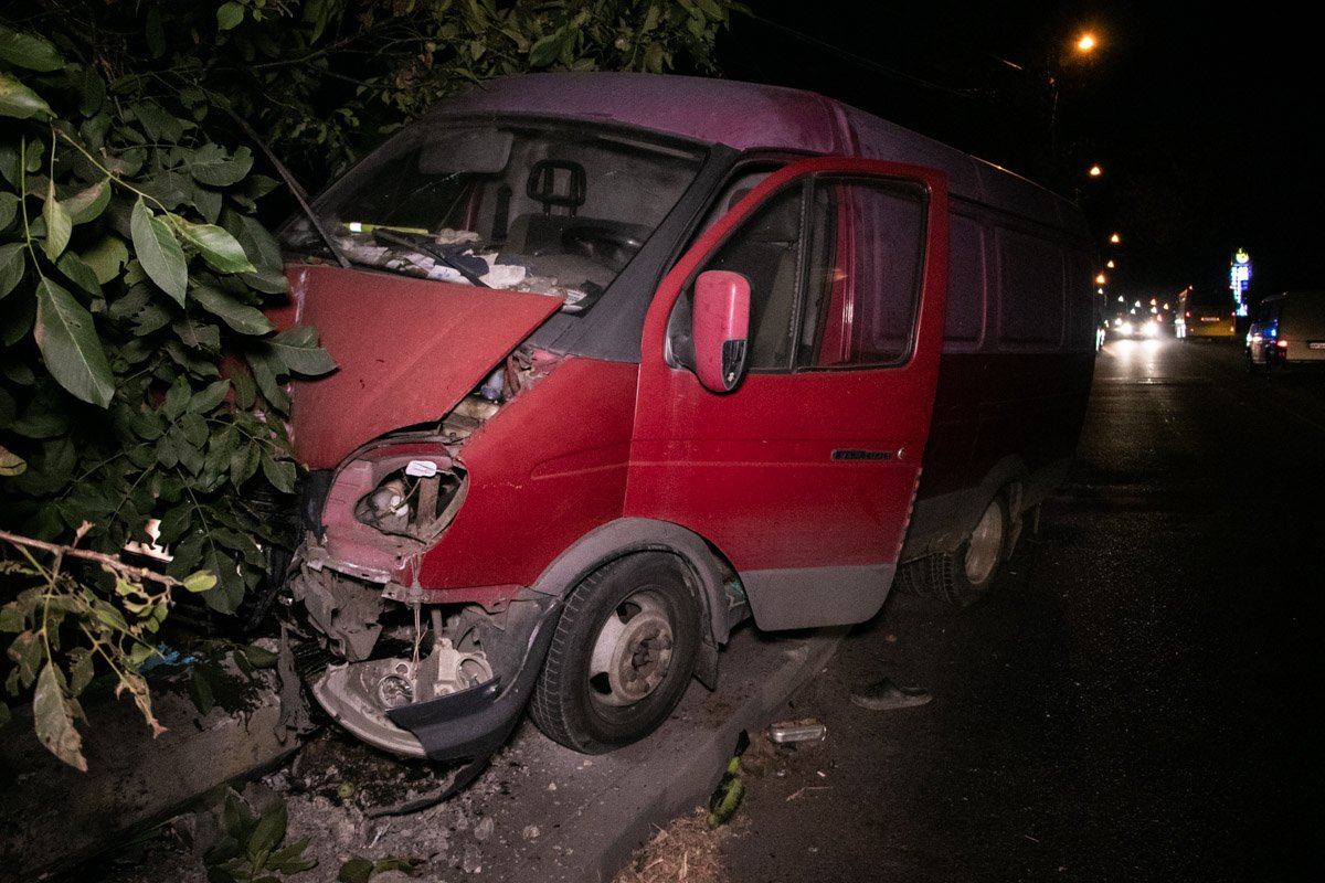 Водителя госпитализировали с травмами конечностей и головы Водителя госпитализировали с травмами конечностей и головы