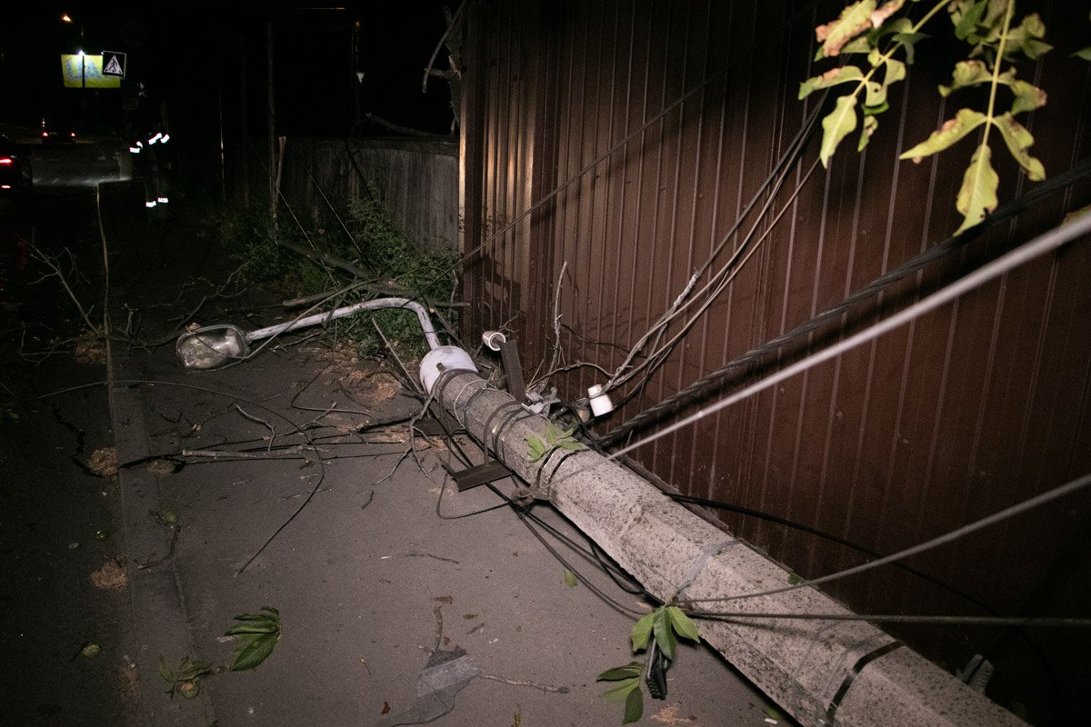 На дорогу упали провода под напряжением, а часть домов осталась без света На дорогу упали провода под напряжением, а часть домов осталась без света