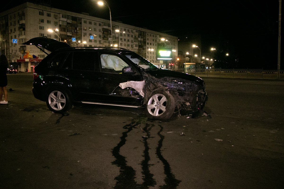 На бульваре Леси Украинки BMW X5 протаранил два автомобиля 