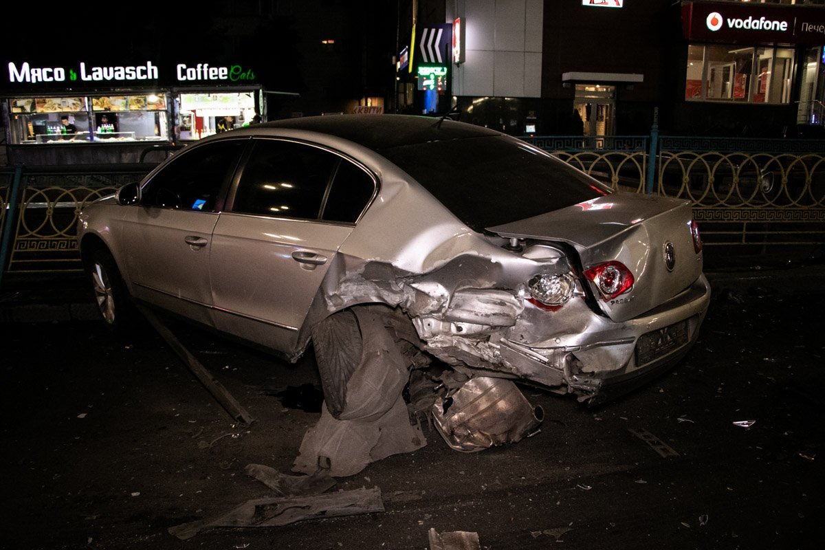Volkswagen стоял припаркованный в крайней правой полосе 