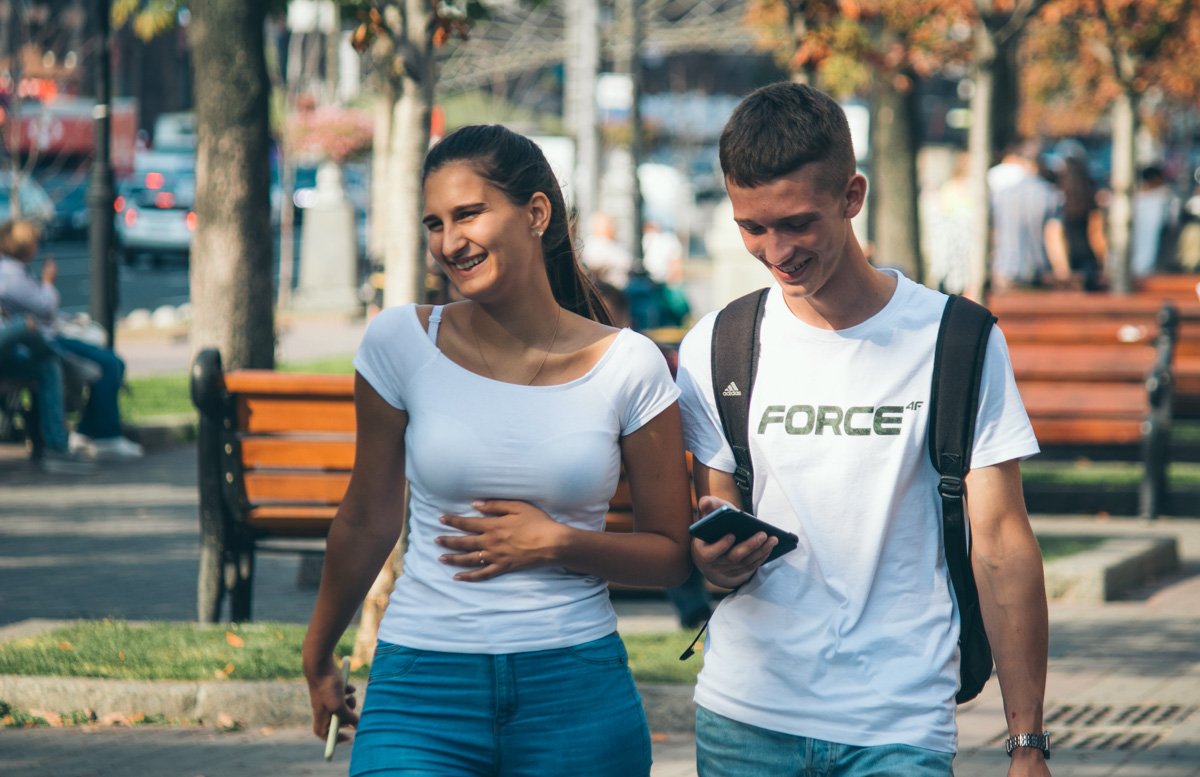 Несмотря на разгар рабочего дня, на улице очень много улыбающихся лиц Несмотря на разгар рабочего дня, на улице очень много улыбающихся лиц