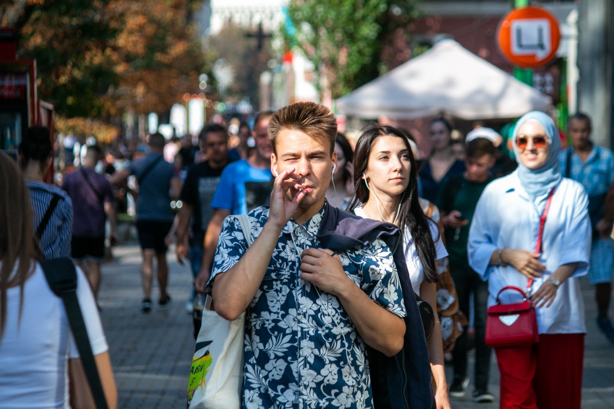 Неудивительно, что многие по прежнему ходят в легкой летней одежде. Хотя и об осенних элементах одежды уже не забывают Неудивительно, что многие по прежнему ходят в легкой летней одежде. Хотя и об осенних элементах одежды уже не забывают