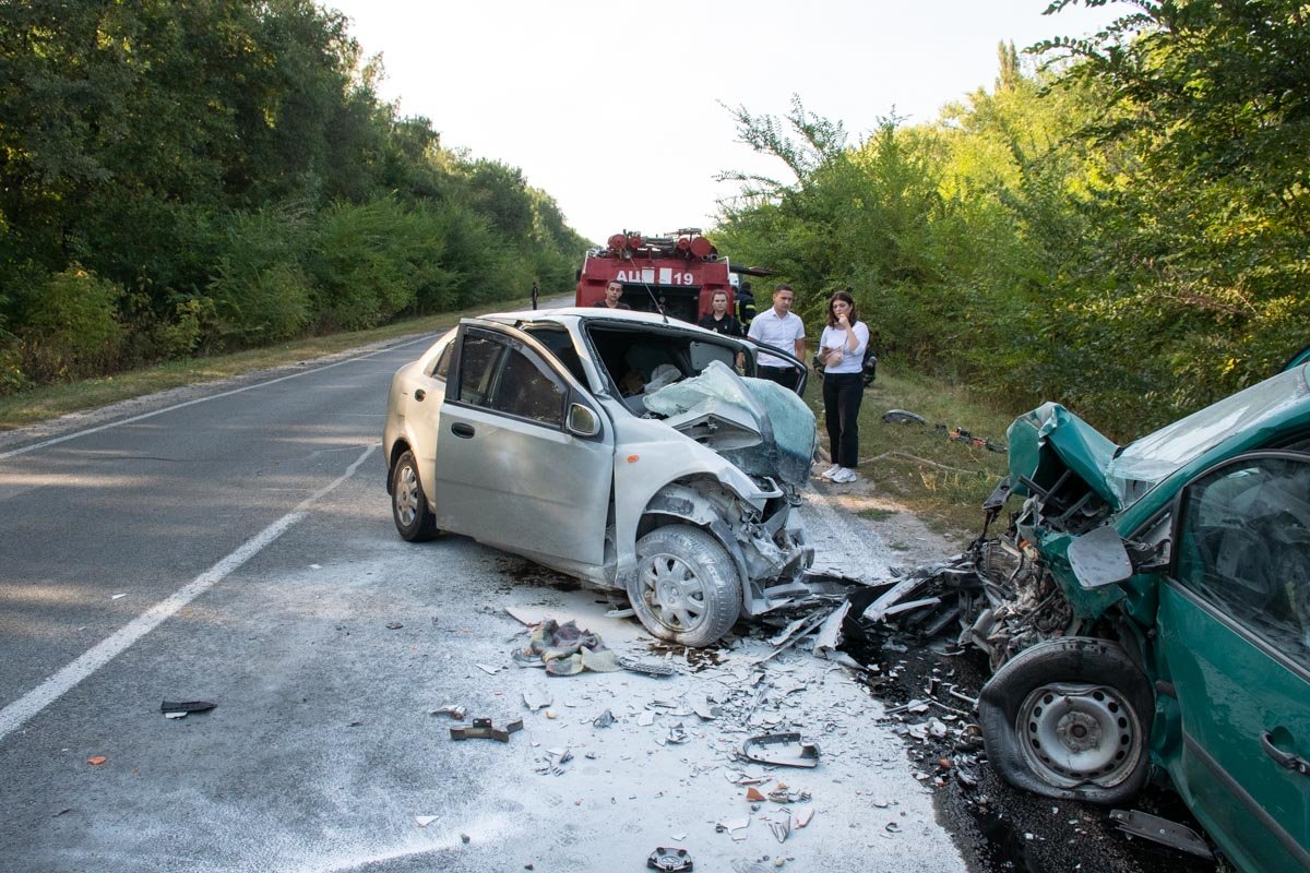 На месте происшествия до сих пор работает следственно-оперативная группа, а также дежурит ГСЧС