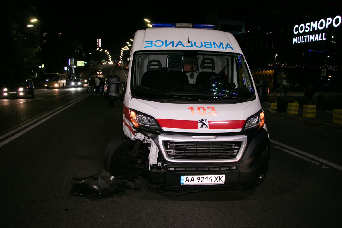 Врачи везли в больницу больного ребенка 