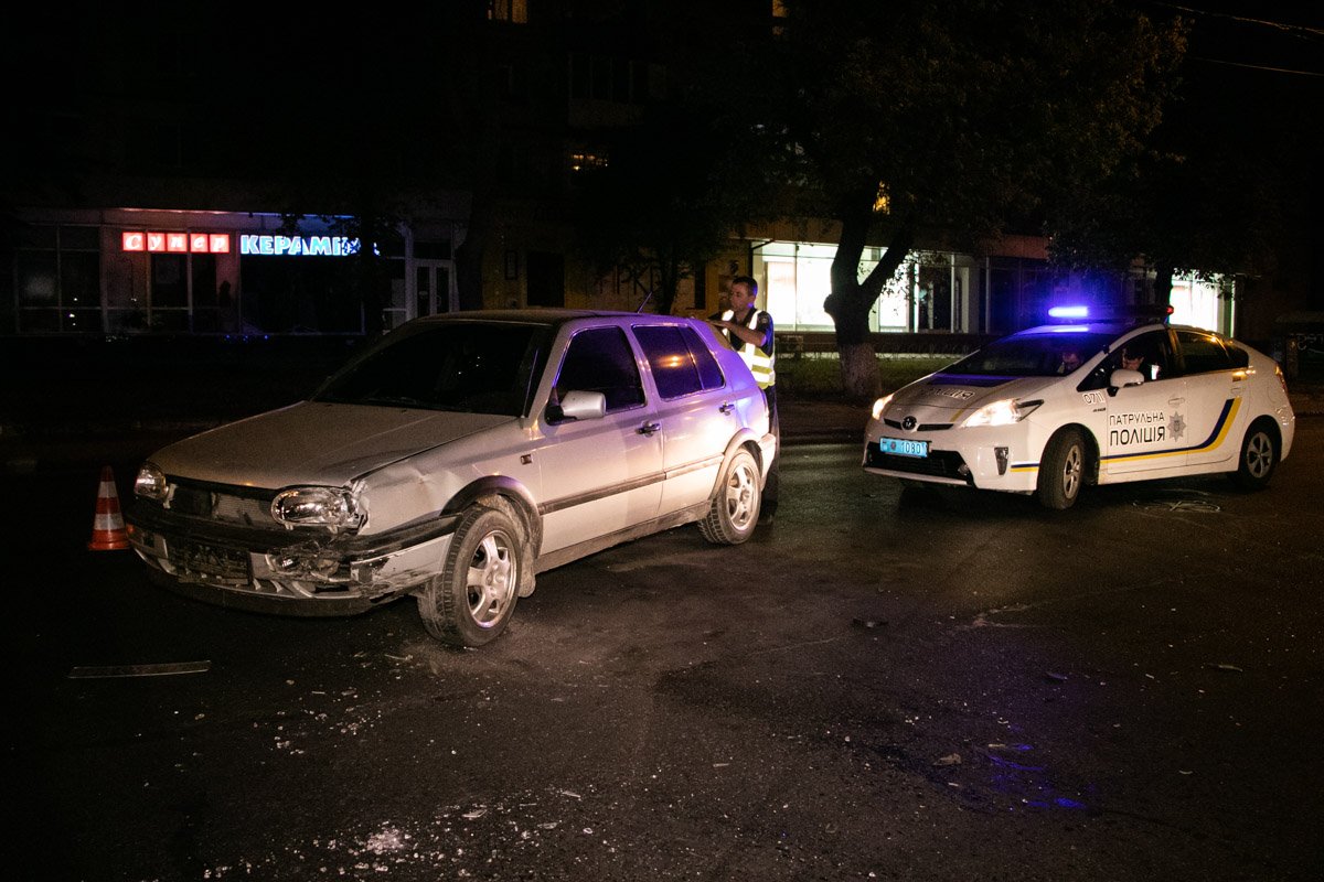 На Куреневке не поделили перекресток Volkswagen и мопед 