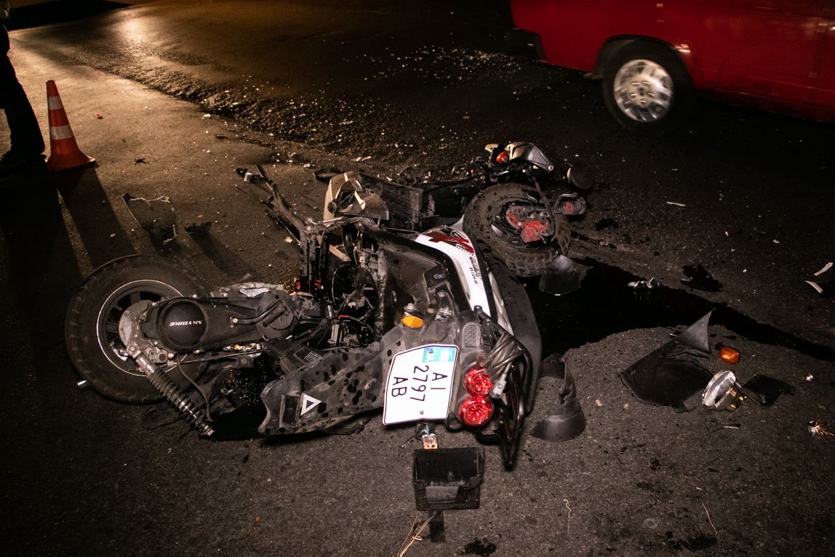 От удара скутер развалился на части 