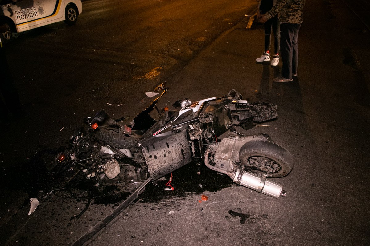 Пилота отлетел на несколько метров 