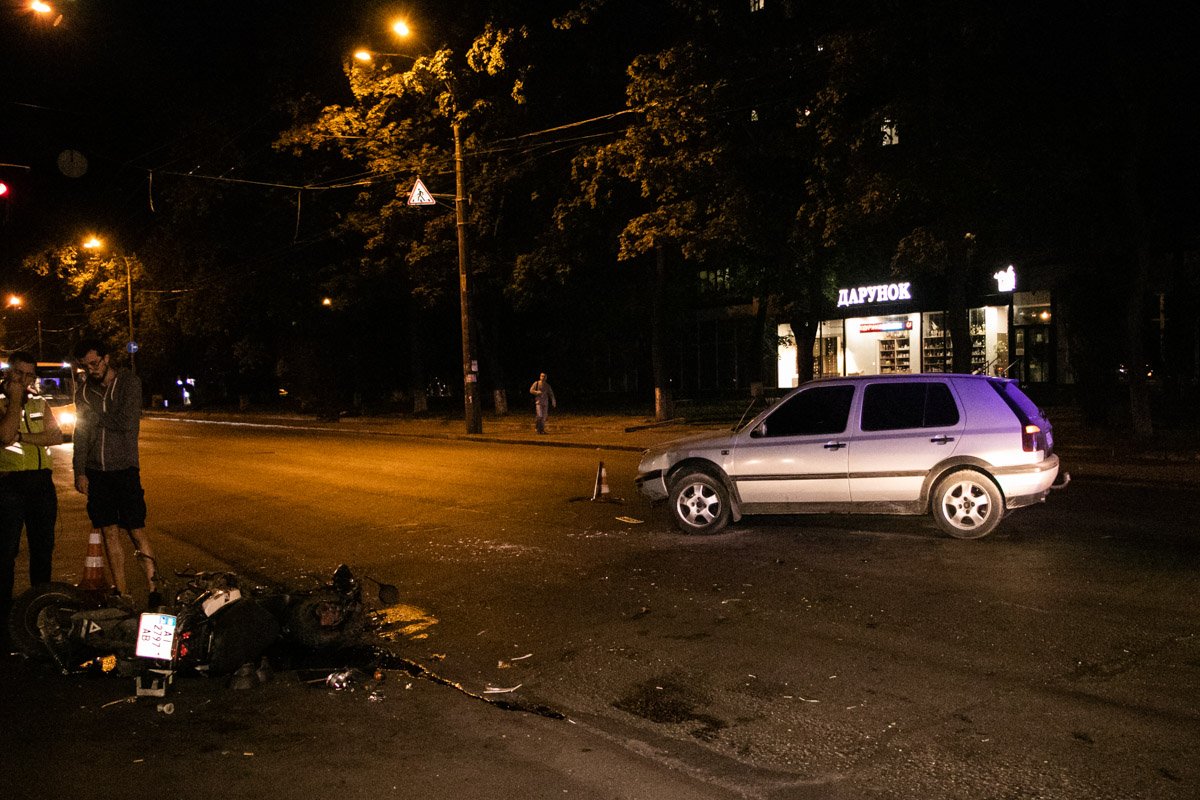 Владелец мопеда покину место ДТП с медиками 