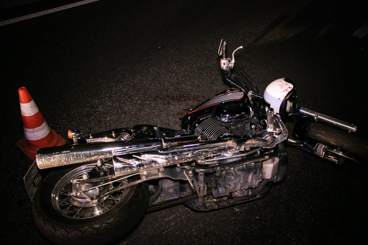 Байкер потерял управление и влетел в отбойник Байкер потерял управление и влетел в отбойник