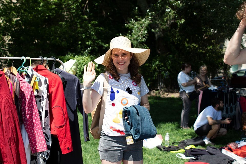 Под открытым небом, вот так просто и непринужденно, каждый может продать-купить что угодно