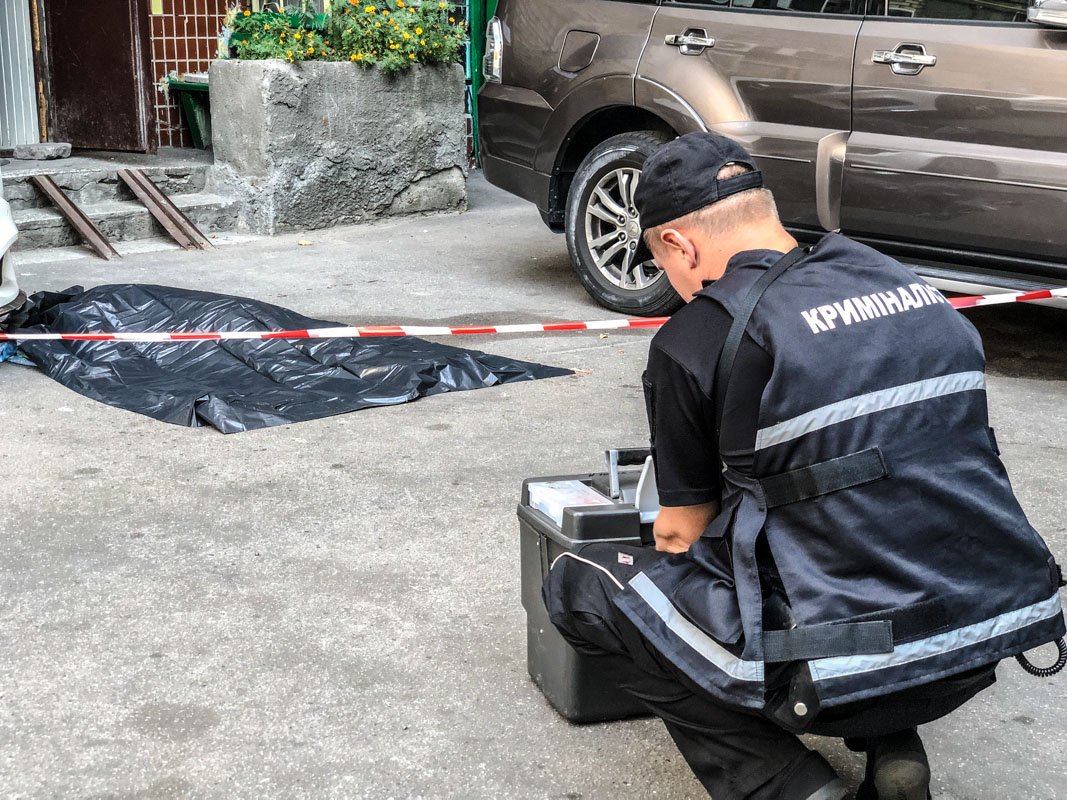 Из окна восьмого этажа выпала пожилая женщина