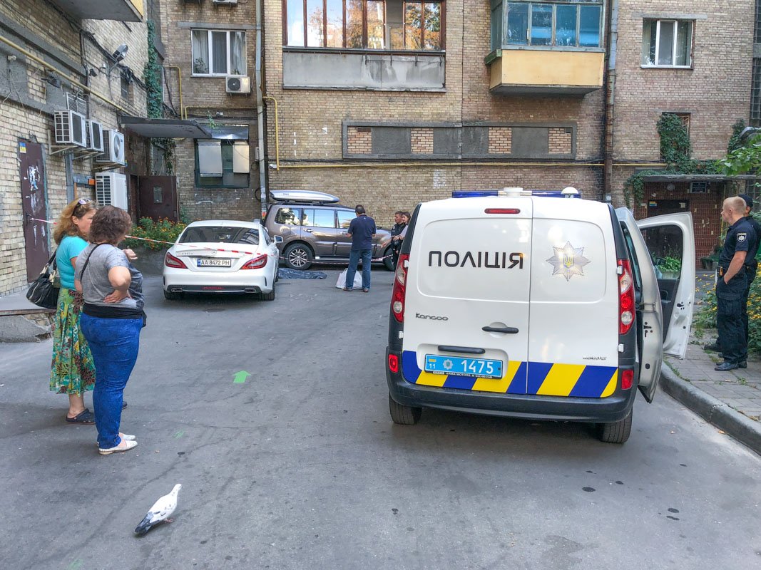 На месте работал экипаж патрульной полиции, медики и следственно-оперативная группа