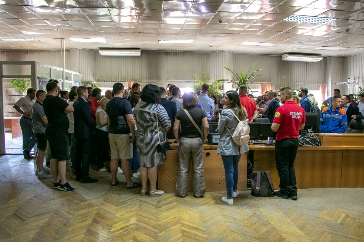 В одном из залов завода "Энергия" прошла встреча городских властей с журналистами и местными жителями
