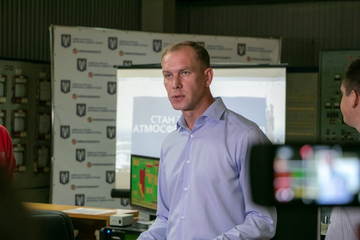 По словам властей, источником неприятного запаха и выбросов в атмосферу могут быть масштабные пожары под Киевом