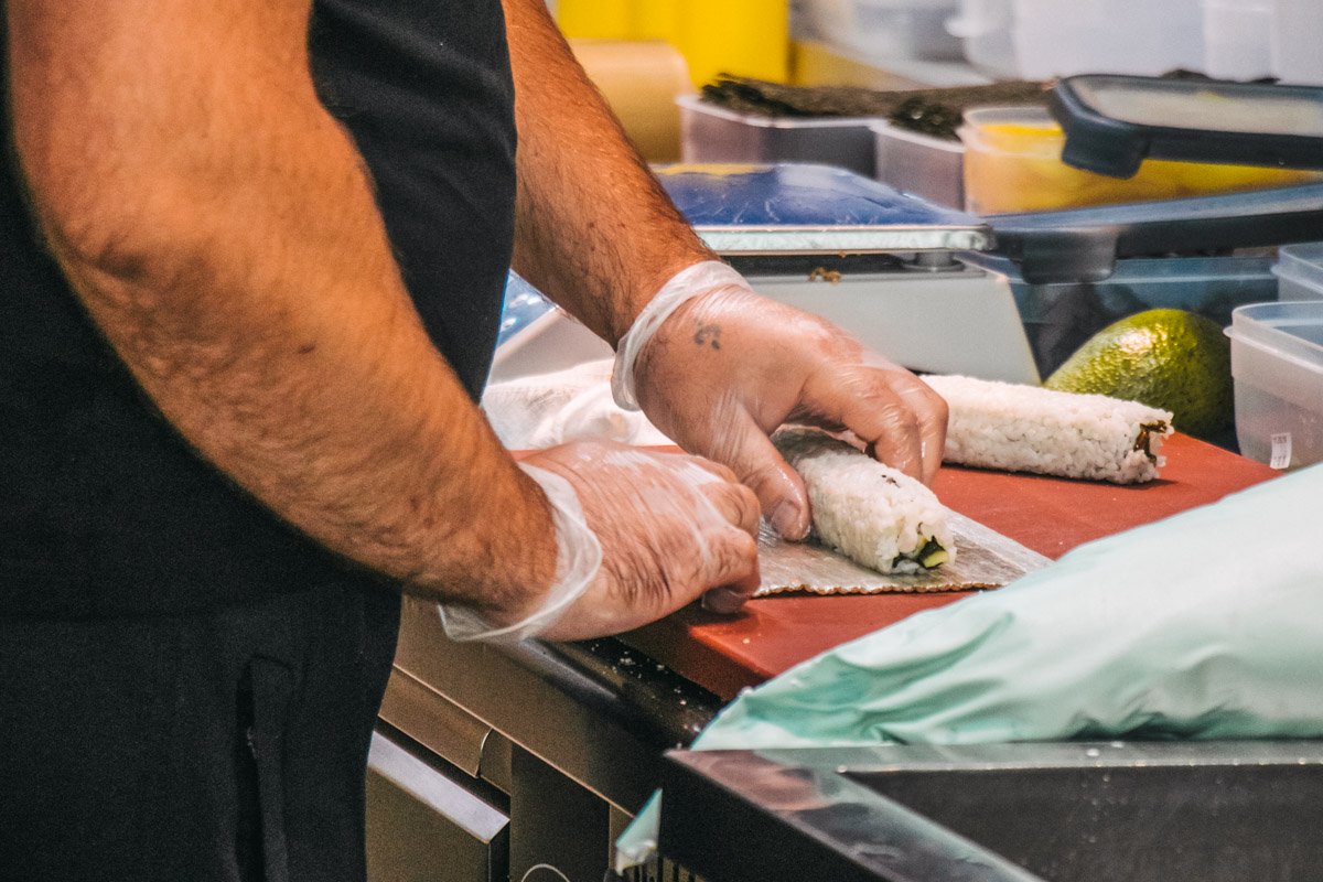 Из любой точки зала вы будете видеть, как работают сушисты 