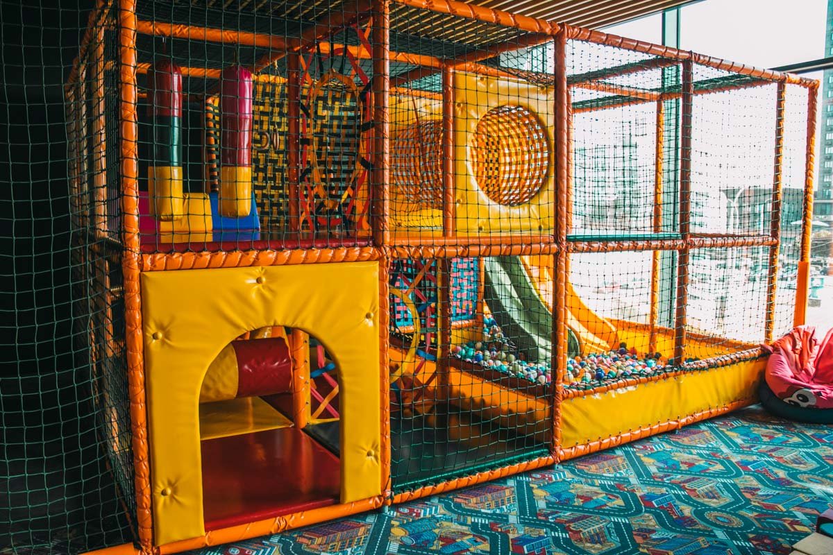 Для малышей есть детская комната с лабиринтом и бассейном с шариками 