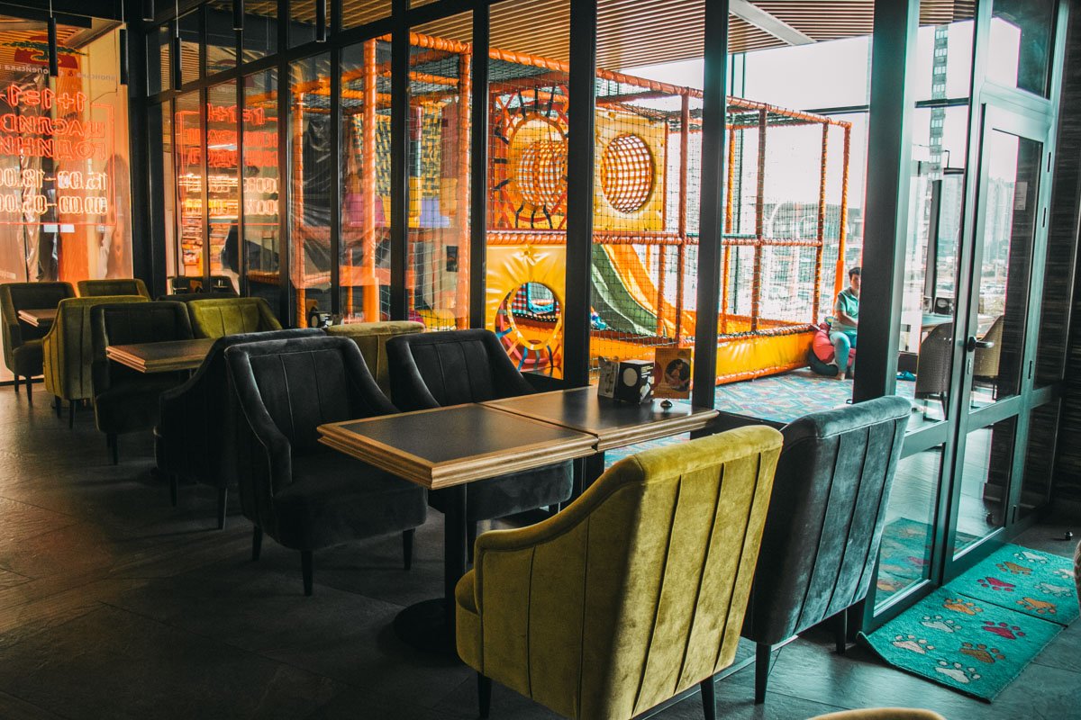 А самых маленьких гостей можно оставить с нянечкой 