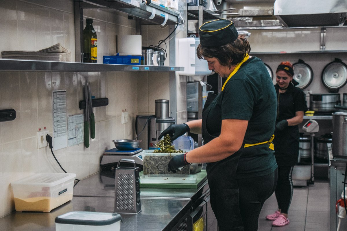 Сотрудники поддерживают чистоту и постоянно убирают рабочие поверхности 