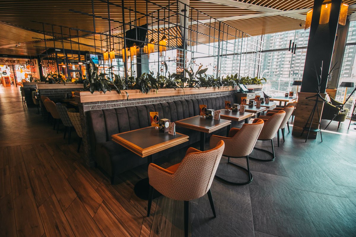 Зал визуально разделен на несколько отсеков 