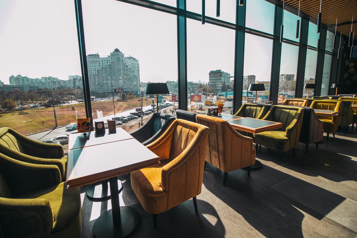 А панорамные окна делают помещение более светлым 