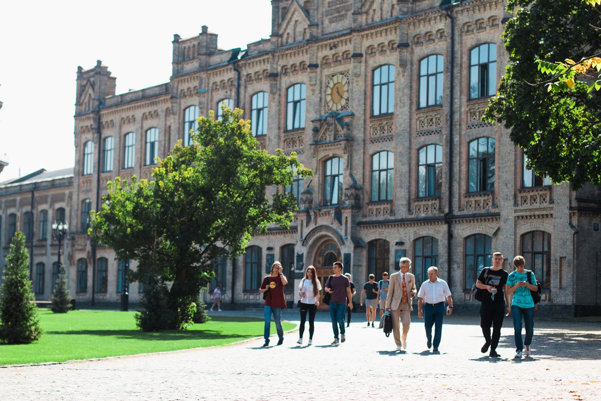 Здорово, что день рождения университета выпадает на 12 сентября - территория вуза не выглядит пустой Здорово, что день рождения университета выпадает на 12 сентября - территория вуза не выглядит пустой